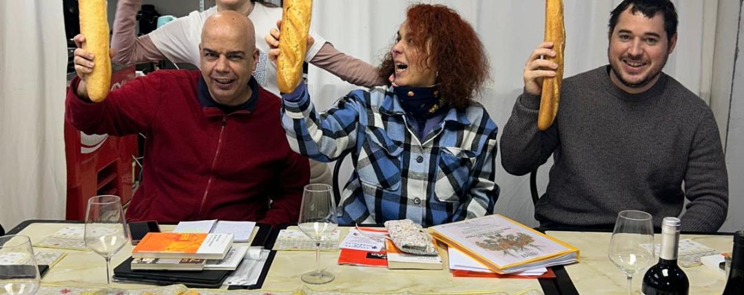 Silvia Nanclares y compañía con barras de pan