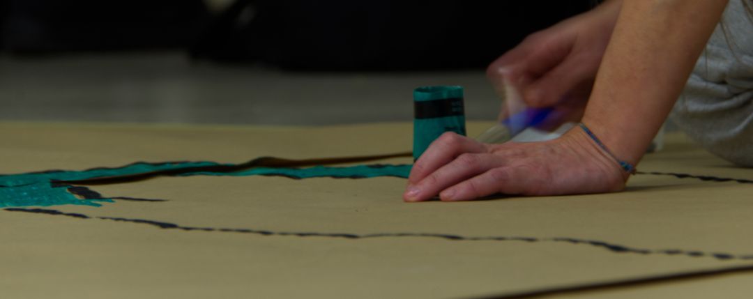 Transparencia: mano y pincel.