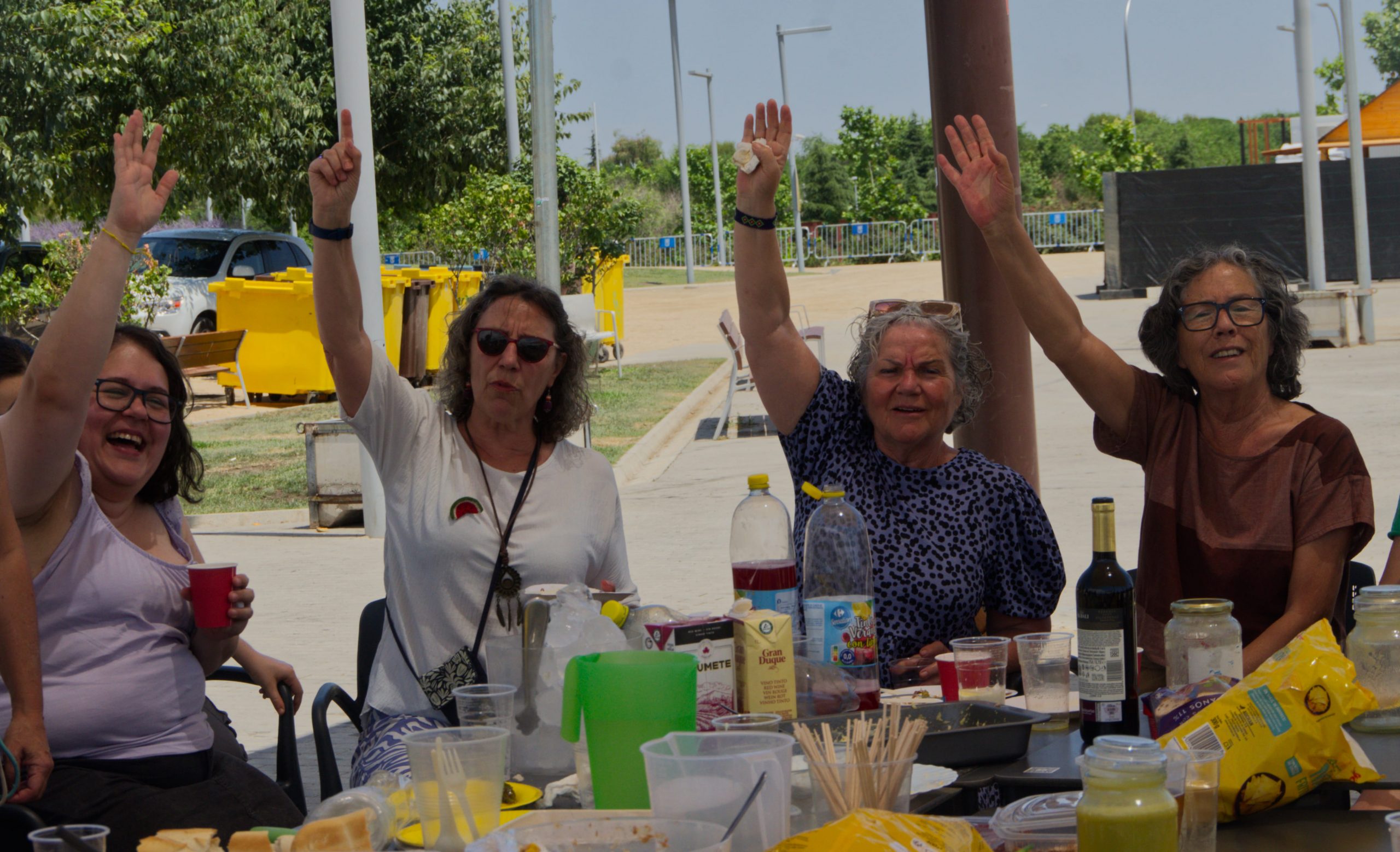 Celebrando 4 mujeres con los brazos arriba