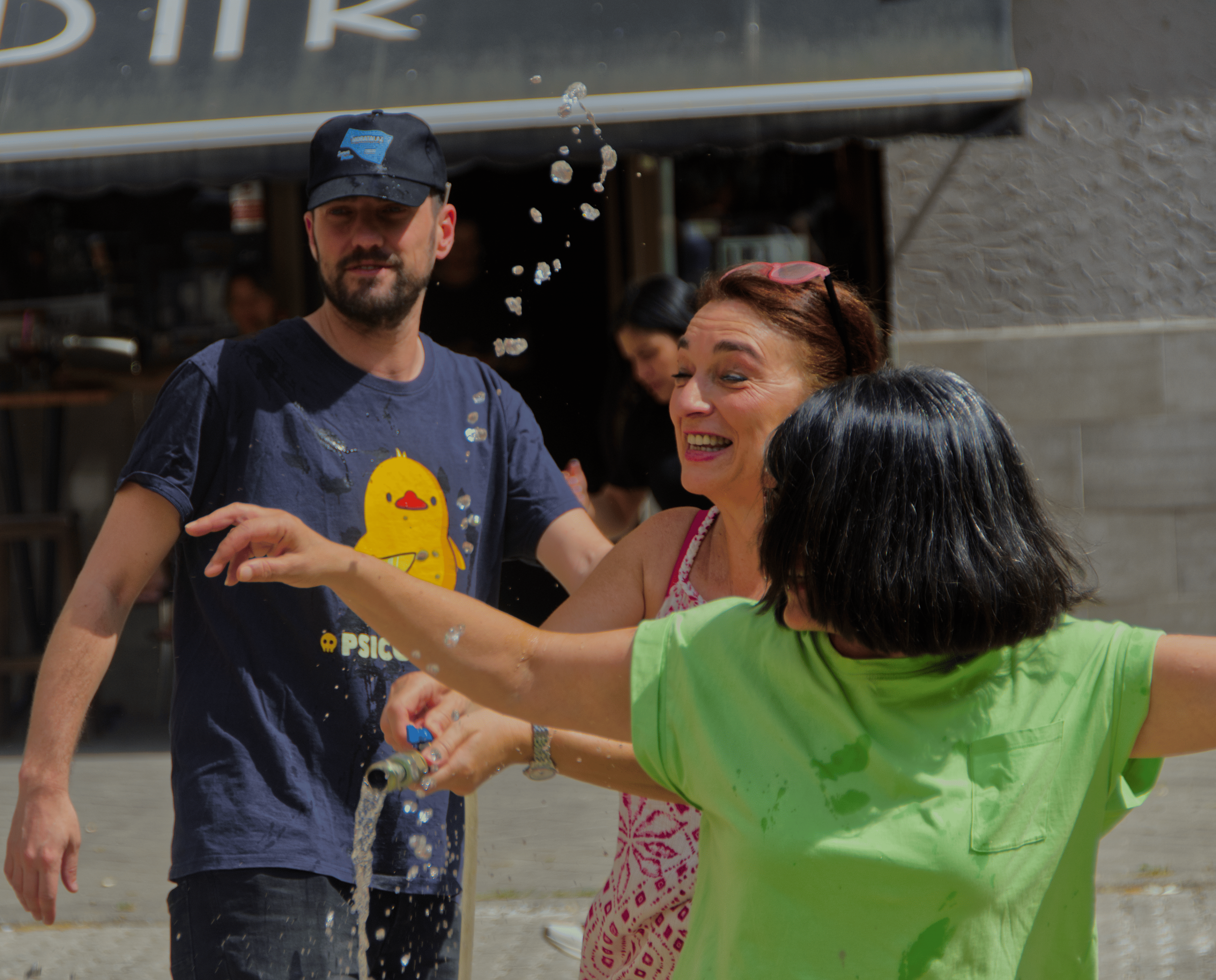 Carlos Soberini. Gente riendo agua.
