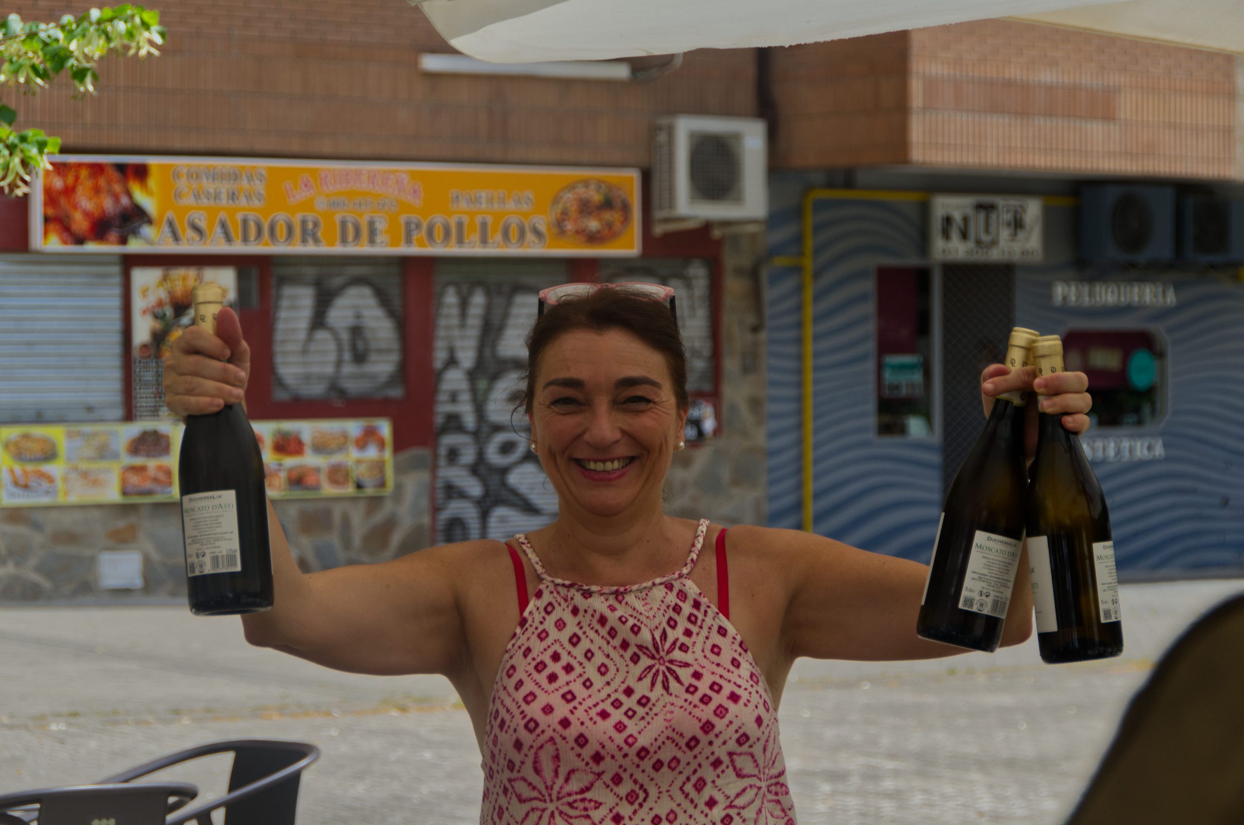 Marisa sujetando botellas. Fiestas de Moratalaz 2026