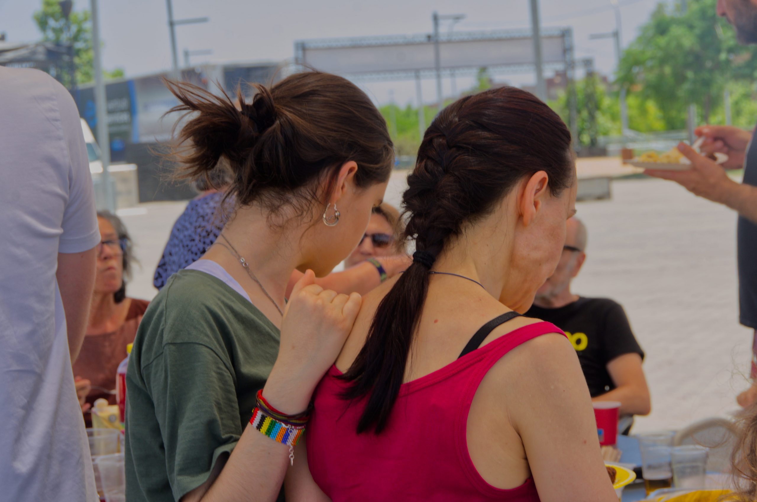 Dos chicas de espaldas en la comida popular