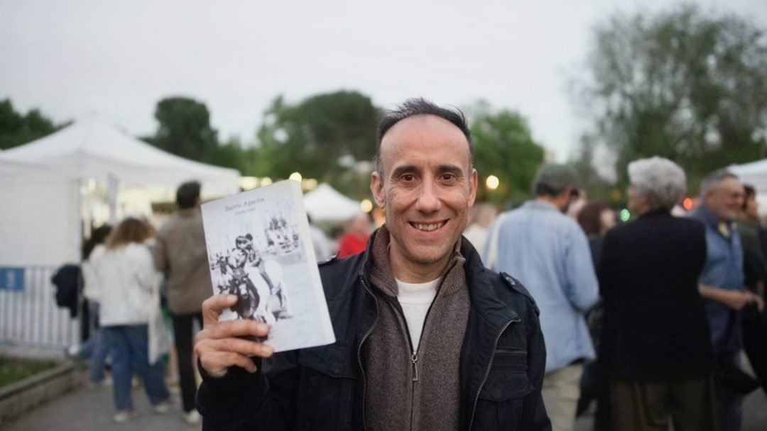 Reseña Barrio Apache: Chuso León con su libro