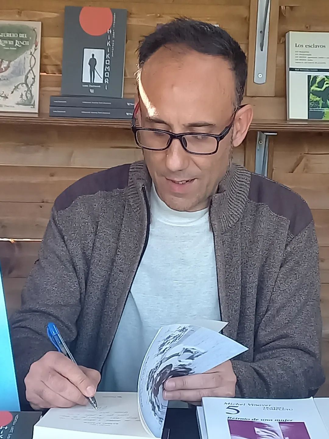 Chuso león firmando libros en la feria