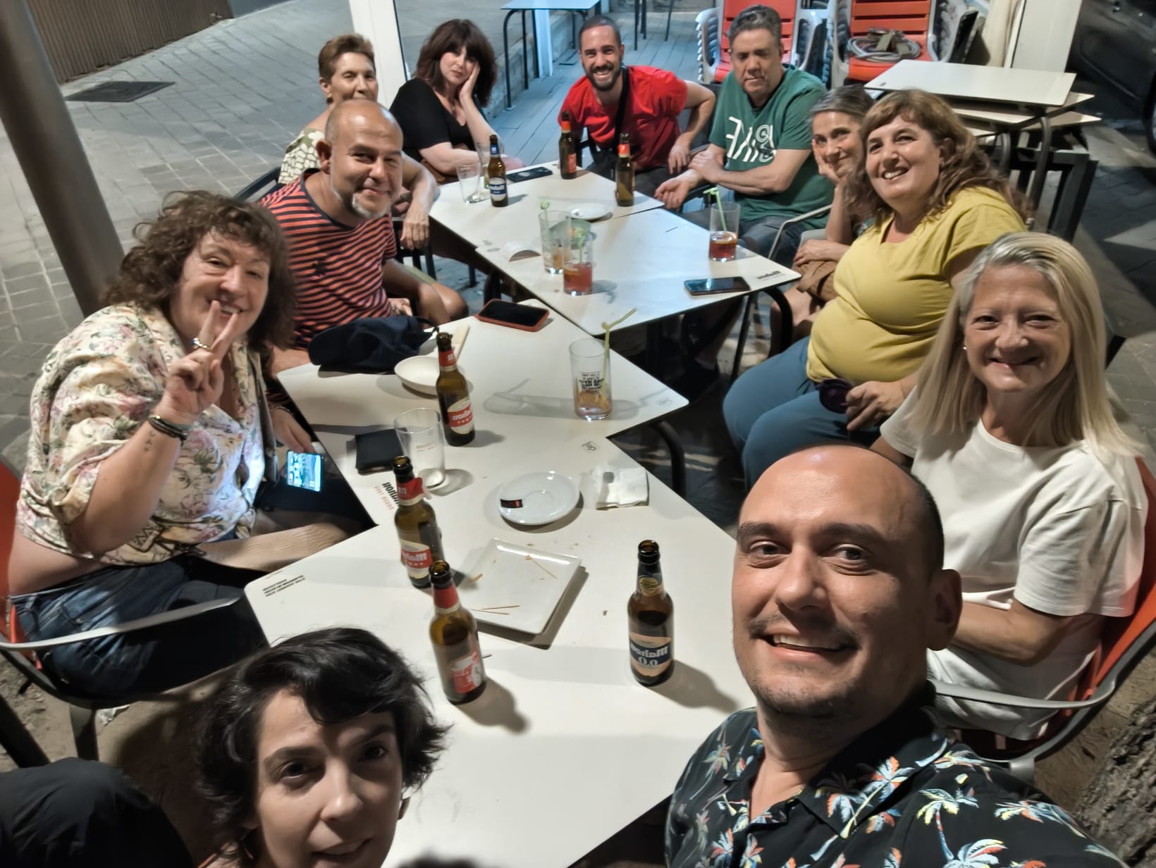 Personas en torno a una mesa